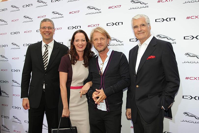 Jaguar Land Rover Deutschland Geschäftsführer Peter Modelhart zusammen mit deutschen Filmgrößen bei der Präsentation des neuen Jaguar C-X17: Schauspielerin Natalia Wörner, Regisseur Sönke Wortmann und Schauspieler Sky du Mont.