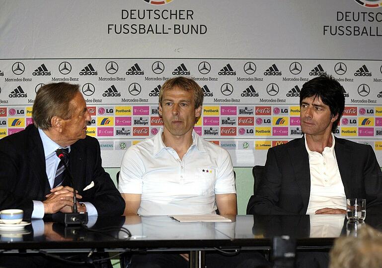 Juli 2006: Jürgen Klinsmann verkündet seinen Rücktritt als Bundestrainer. Sein Nachfolger sitzt neben ihm (r.)