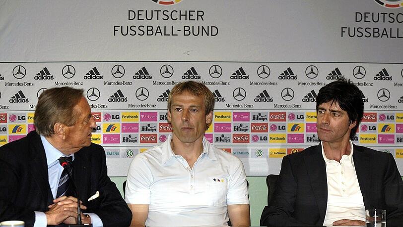 Juli 2006: Jürgen Klinsmann verkündet seinen Rücktritt als Bundestrainer. Sein Nachfolger sitzt neben ihm (r.)
