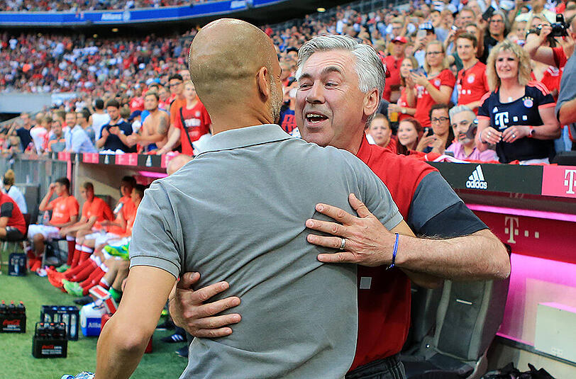 Herzliche Begrüßung von Pep Guardiola und seinem Nachfolger als Bayern-Coach: Carlo Ancelotti.