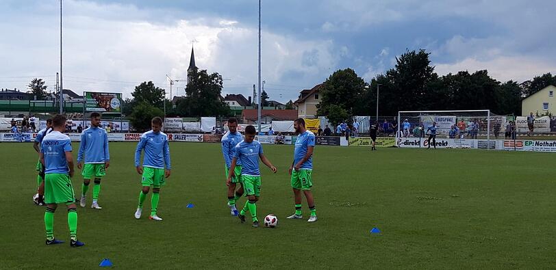Sascha Mölders (r.) macht sich zusammen mit den anderen Reservisten warm.