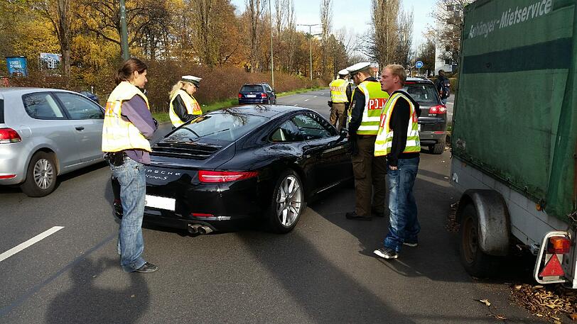 Polizisten überprüfen einen Porsche 911 - ohne Beanstandungen.