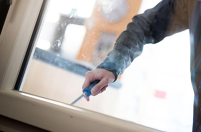 Der Einbrecher hebelte ein unverschlossenes Fenster auf (Symbolbild)