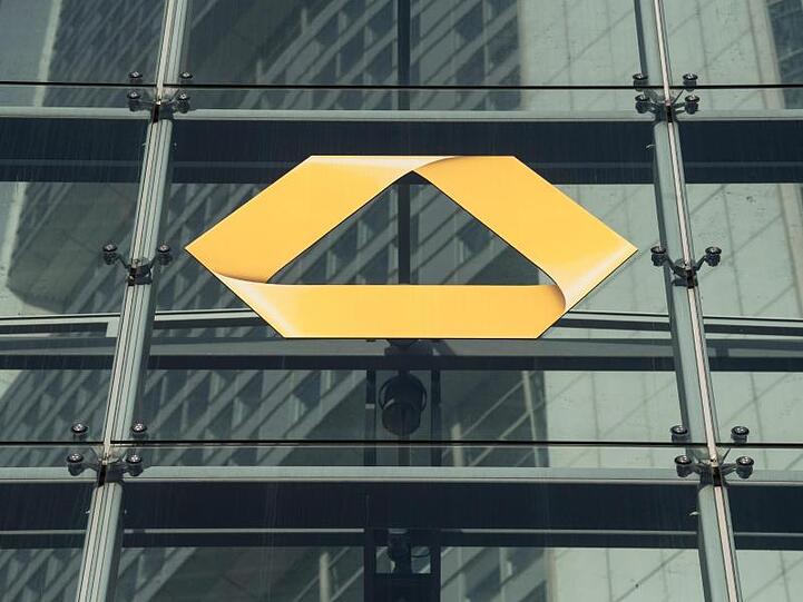 Die Commerzbank wirbt massiv um Kunden. Von Januar bis März wurden im Segment Privat- und Unternehmerkunden in Deutschland 123.000 zusätzliche Kunden gewonnen - vor allem dank der Online-Tochter Comdirect.