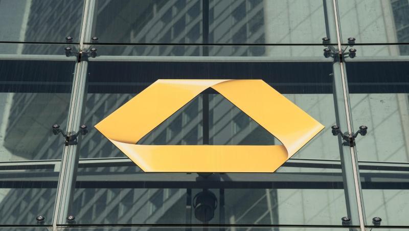 Die Commerzbank wirbt massiv um Kunden. Von Januar bis März wurden im Segment Privat- und Unternehmerkunden in Deutschland 123.000 zusätzliche Kunden gewonnen - vor allem dank der Online-Tochter Comdirect. Die Commerzbank wirbt massiv um Kunden. Von Januar bis März wurden im Segment Privat- und Unternehmerkunden in Deutschland 123.000 zusätzliche Kunden gewonnen - vor allem dank der Online-Tochter Comdirect.