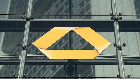 Die Commerzbank wirbt massiv um Kunden. Von Januar bis März wurden im Segment Privat- und Unternehmerkunden in Deutschland 123.000 zusätzliche Kunden gewonnen - vor allem dank der Online-Tochter Comdirect.