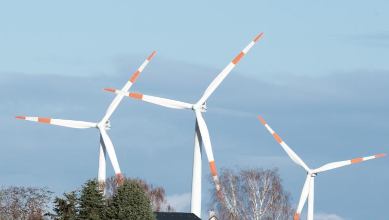 Windräder drehen sich hinter den Häusern von Krummensee im brandenburgischen Landkreis Barnim. Windräder drehen sich hinter den Häusern von Krummensee im brandenburgischen Landkreis Barnim.