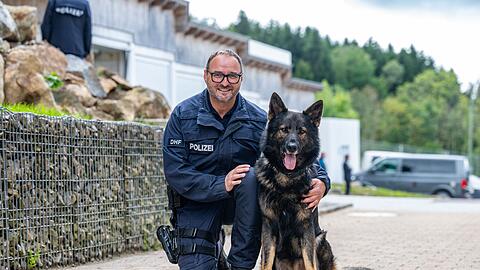 Ein eingespieltes Duo: der fünfeinhalb Jahre alte Polizeihund Dimi und Polizeihundeführer Ralf Strasser-Moraras.