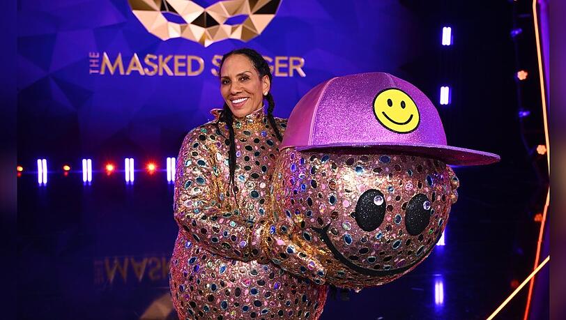 Wurde trotz ihrer "Masked Singer"-Abwahl dem Smiley-Kostüm gerecht: Barbara Becker trat lächelnd die Heimreise an. Wurde trotz ihrer "Masked Singer"-Abwahl dem Smiley-Kostüm gerecht: Barbara Becker trat lächelnd die Heimreise an.
