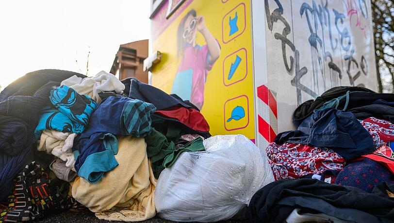 Was wird aus alter Kleidung? Umweltminister Carsten Schneider (SPD) plant neue Regeln. (Symbolbild) Was wird aus alter Kleidung? Umweltminister Carsten Schneider (SPD) plant neue Regeln. (Symbolbild)