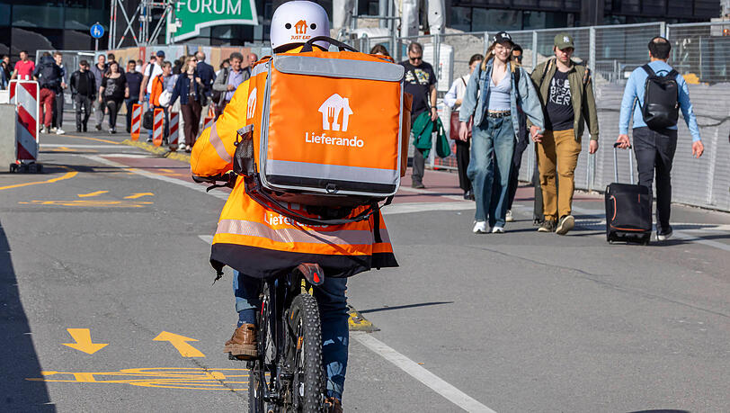 Über 800 Mal hat sich im Jahr 2025 ein Kunde oder eine Kundin aus München Essen liefern lassen. (Symbolbild) Über 800 Mal hat sich im Jahr 2025 ein Kunde oder eine Kundin aus München Essen liefern lassen. (Symbolbild)