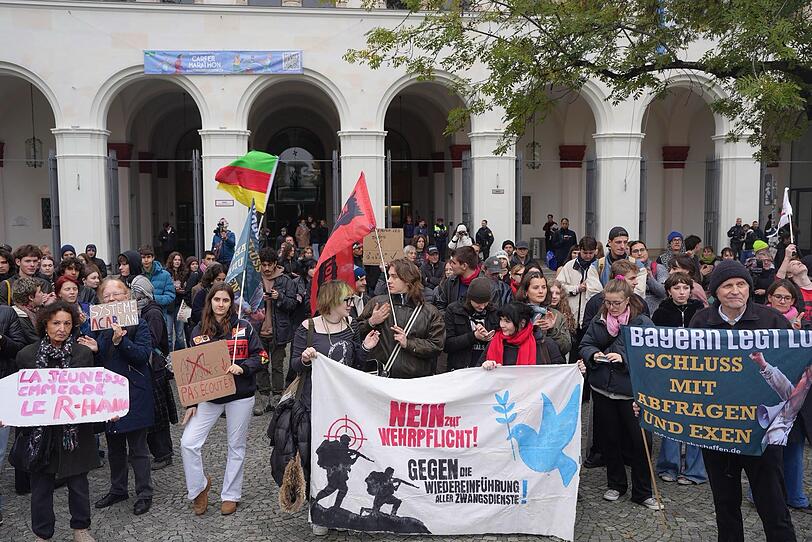 Neben der Abschaffung von Abfragen und Exen brennt den Demonstrierenden auch die Einführung der Wehrpflicht unter den Nägeln. Rund 200 Schülerinnen und Schüler versammelten sich am vergangenen Dienstag vor der Ludwig-Maximilians-Universität. Neben der Abschaffung von Abfragen und Exen brennt den Demonstrierenden auch die Einführung der Wehrpflicht unter den Nägeln. Rund 200 Schülerinnen und Schüler versammelten sich am vergangenen Dienstag vor der Ludwig-Maximilians-Universität.
