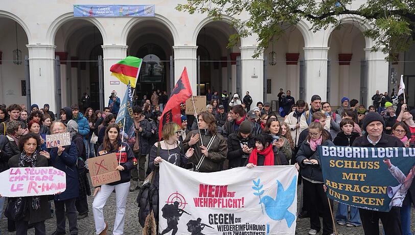 Neben der Abschaffung von Abfragen und Exen brennt den Demonstrierenden auch die Einführung der Wehrpflicht unter den Nägeln. Rund 200 Schülerinnen und Schüler versammelten sich am vergangenen Dienstag vor der Ludwig-Maximilians-Universität. Neben der Abschaffung von Abfragen und Exen brennt den Demonstrierenden auch die Einführung der Wehrpflicht unter den Nägeln. Rund 200 Schülerinnen und Schüler versammelten sich am vergangenen Dienstag vor der Ludwig-Maximilians-Universität.