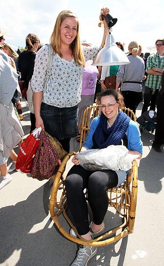 Alles gut geschaukelt: Nina Firl, Doktorandin und Olga Husch, Studentin, haben einen Schaukelstuhl für ihre gemeinsame Wohnung erbeutet. &bdquo;Zuerst hatten wir einen anderen Stuhl im Visier und haben dafür 15 Euro angezahlt&ldquo;, erzählt Olga. &bdquo;Dann haben wir aber den hier gesehen, er war viel bequemer!&ldquo; 
Die beiden sind also zurück und haben die Anzahlung zum Glück wiederbekommen. Auch zu anderen Käufen haben sie sich hinreißen lassen: &bdquo;Ich habe ein Teeservice gekauft, obwohl ich gar keinen Tee trinke&ldquo;, sagt Nina. Außerdem: Lampe, Schuhe, Ohrringe, Weingläser. &bdquo;Alles für insgesamt 50 Euro.&ldquo;