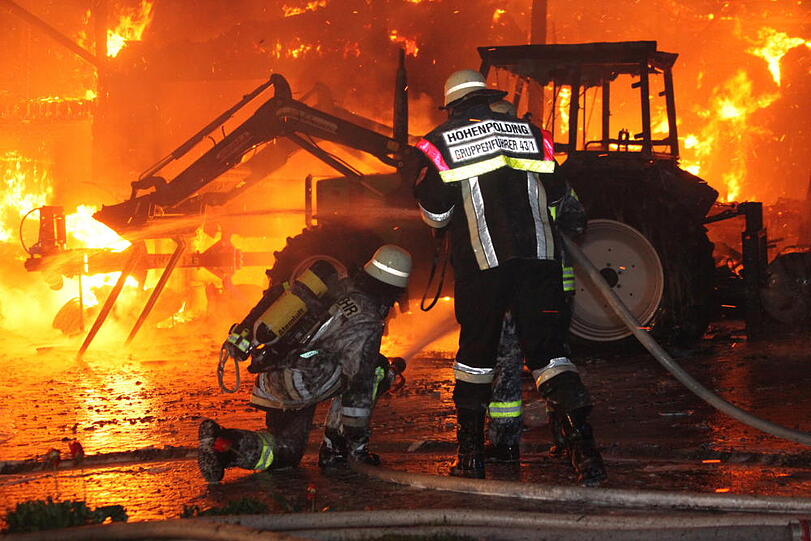 Brand auf einem Bauernhof in Taufkirchen. Die Bilder von den Löscharbeiten