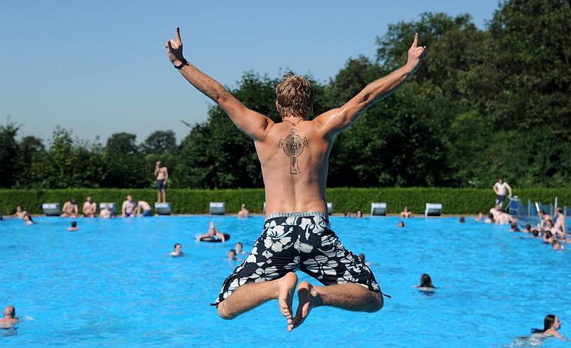Wacken-Besucher auf der Sucher nach Erfrischung: Freibad oder Autowaschanlage - Hauptsache kühl!
