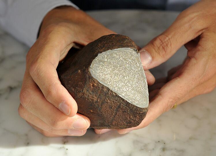 Ein vermeintlicher Ackerstein aus Dachau hat sich erst jetzt als Meteorit entpuppt.