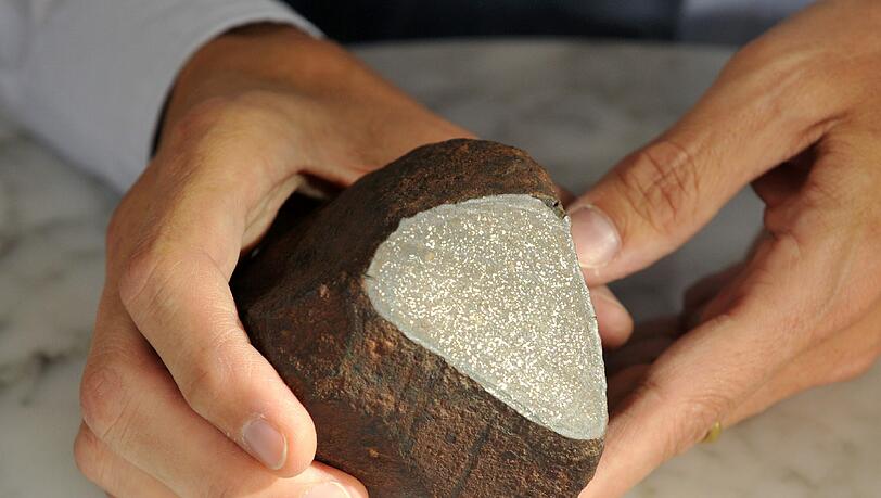 Ein vermeintlicher Ackerstein aus Dachau hat sich erst jetzt als Meteorit entpuppt. Ein vermeintlicher Ackerstein aus Dachau hat sich erst jetzt als Meteorit entpuppt.