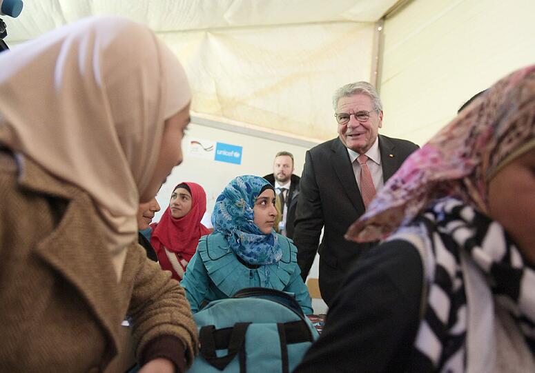 Bundespräsident Gauck bei seinem Besuch im Flüchtlingslager im jordanischen Asrak.
