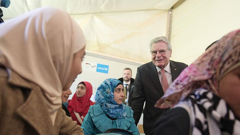 Bundespräsident Gauck bei seinem Besuch im Flüchtlingslager im jordanischen Asrak. Bundespräsident Gauck bei seinem Besuch im Flüchtlingslager im jordanischen Asrak.