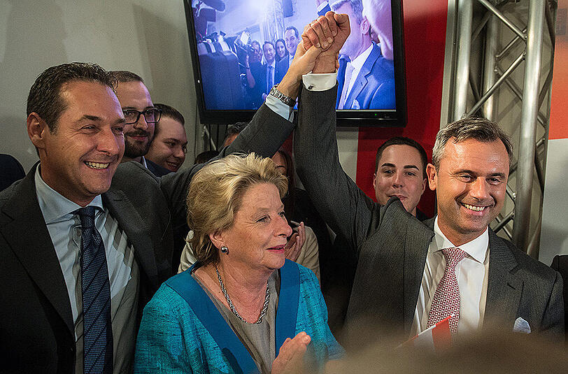Triumph für die Rechtspopulisten: FPÖ-Kandidat Norbert Hofer (r.) hat bei den österreichischen Präsidentschaftswahlen in der ersten Runde die meisten Stimmen erhalten. Hier jubelt er zusammen mit dem Chef seiner Partei, Heinz-Christian Strache.