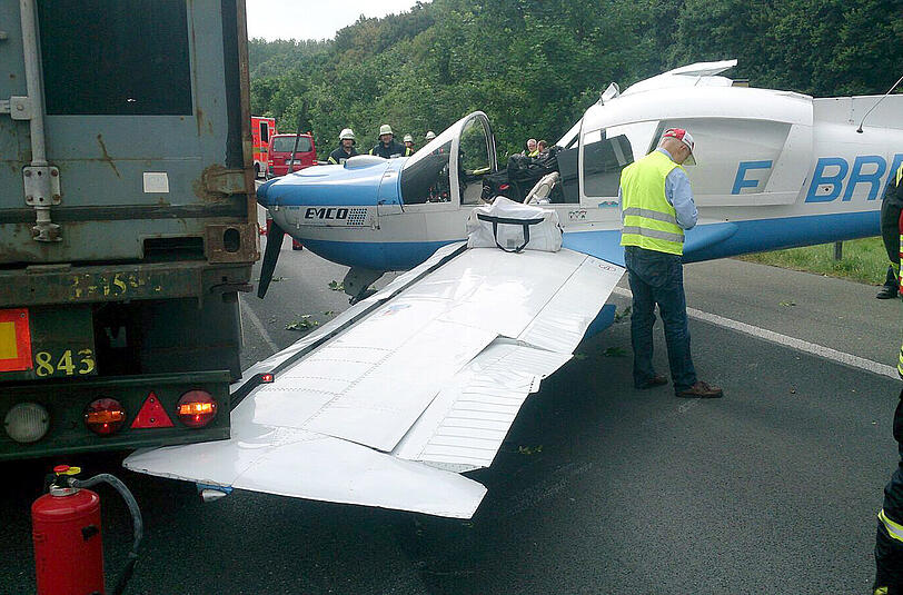 Spektakuläre Notlandung: Nach einer Motorpanne musste das Kleinflugzeug auf der A2 landen.