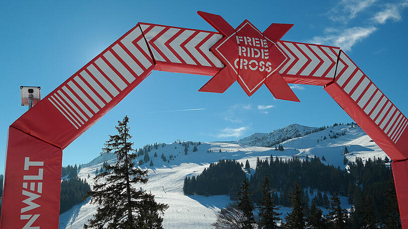 Durch dieses Tor geht es hinein ins Freeride-Abenteuer auf dem Sudelfeld.