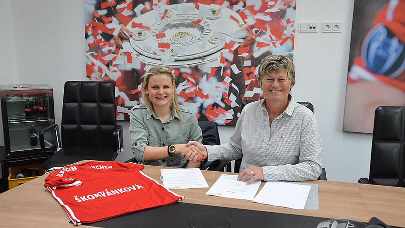 Dominika Skorvankova und FCB-Teammanagerin Karin Danner (rechts).