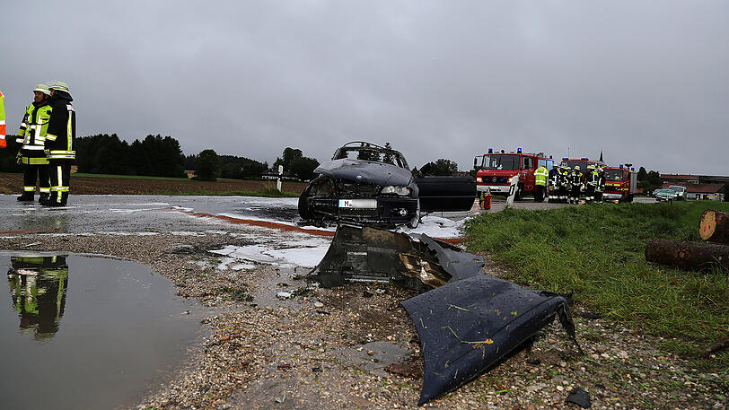 Der BMW-Fahrer krachte gegen den Baumstapel und war vermutlich sofort tot. Die Bilder vom Horror-Crash.
