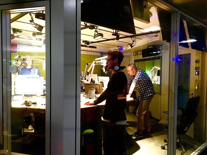 Skeptischer Blick: Der AZ-Redakteur kurz vor dem telepathischen Kunststück &ndash; das live im Bayern-3-Studio stattfindet.
