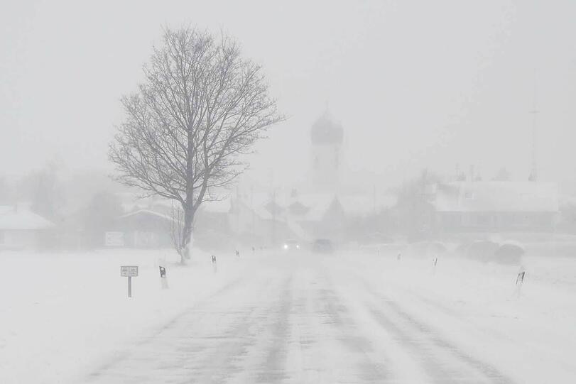 Weißenfeld, Gde. Vaterstetten: Die anhaltenden Schneefälle führten zu drastischen Straßenverhältnissen