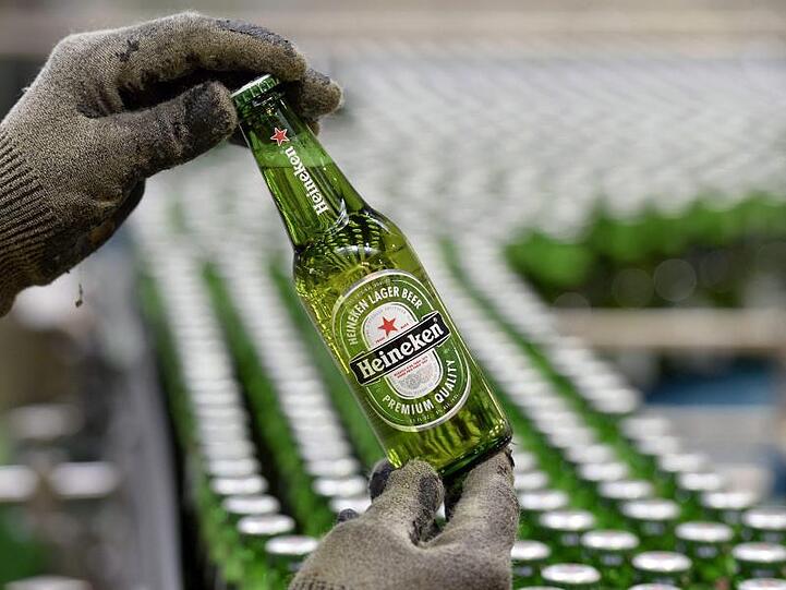 Bier am Förderband in einer Produktionshalle des Brauers Heineken.