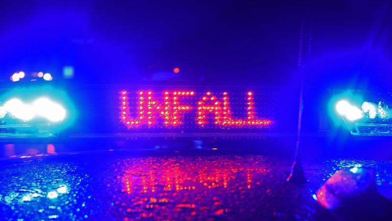 Der Schriftzug "Unfall" leuchtet auf einem Streifenwagen. Foto: Stefan Puchner/dpa/Archivbild Der Schriftzug "Unfall" leuchtet auf einem Streifenwagen. Foto: Stefan Puchner/dpa/Archivbild