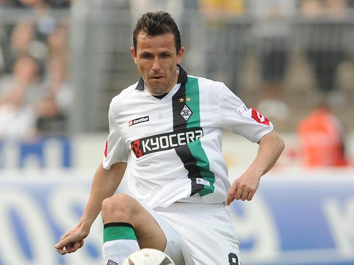 Der tschechische Fußballspieler Tomas Galasek spielt den Ball. Foto: Uli Deck/Archivbild