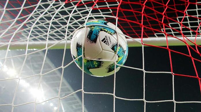 Ein Ball geht ins Netz.