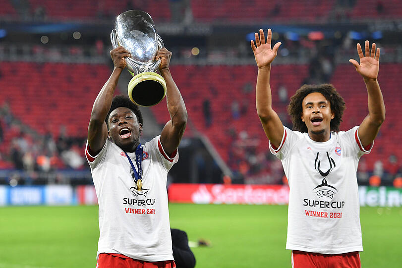 Joshua Zirkzee und Alphonso Davies mit dem UEFA Supercup  2020.