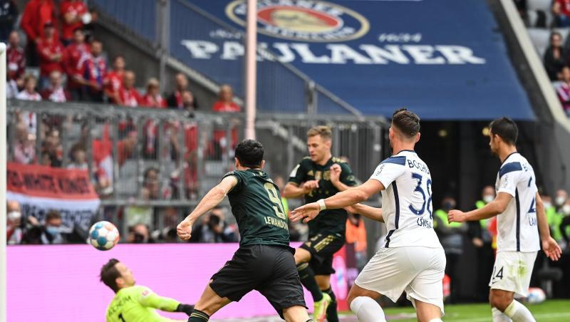 Bayerns Joshua Kimmich (M) trifft mit seinem zweiten Tor zum 6:0 gegen den VfL Bochum.