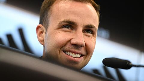 Mario Götze spricht nach dem Training auf dem DFB-Campus auf der Pressekonferenz der Nationalmannschaft.