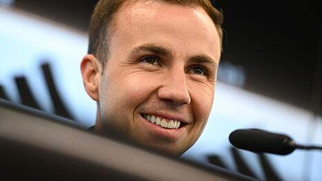 Mario Götze spricht nach dem Training auf dem DFB-Campus auf der Pressekonferenz der Nationalmannschaft.