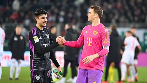 Manuel Neuer (r.) konnte am Sonntag wieder ins Mannschaftstraining einsteigen, Aleksandar Pavlovic (l.) fehlt jedoch weiterhin.
