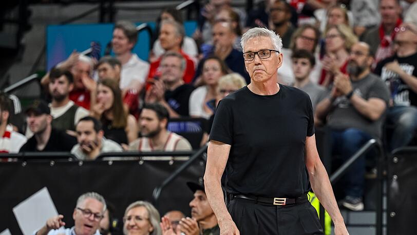 Gordon Herbert blickt auf seine Mannschaft.