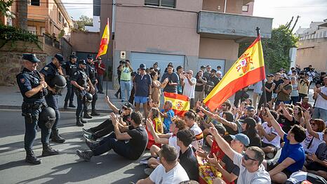 Die Lage in Spaniens Nordafrika-Exklave Ceuta ist zunehmend angespannt. Einheimische fordern die gewaltsame R&uuml;ckf&uuml;hrung von Migranten nach Marokko.
