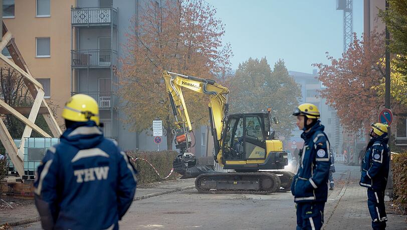 Die Einsatzkräfte suchen weiter nach der zweiten vermissten Person. Die Einsatzkräfte suchen weiter nach der zweiten vermissten Person.