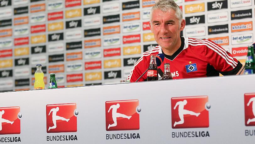 HSV-Trainer Mirko Slomka auf der Pressekonferenz vor dem Relegationsspiel gegen Greuther Fürth. HSV-Trainer Mirko Slomka auf der Pressekonferenz vor dem Relegationsspiel gegen Greuther Fürth.