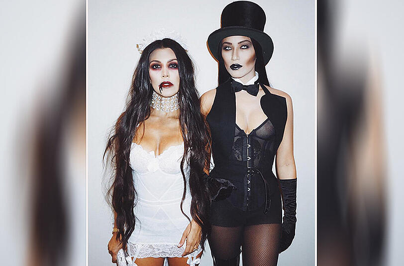 Ganz schön unheimlich: Kourtney Kardashian gibt an Halloween zusammen mit einer Freundin das Grusel-Brautpaar. Wie man ein solches Outfit ganz einfach selbst zusammenstellt, erfahren Sie hier.