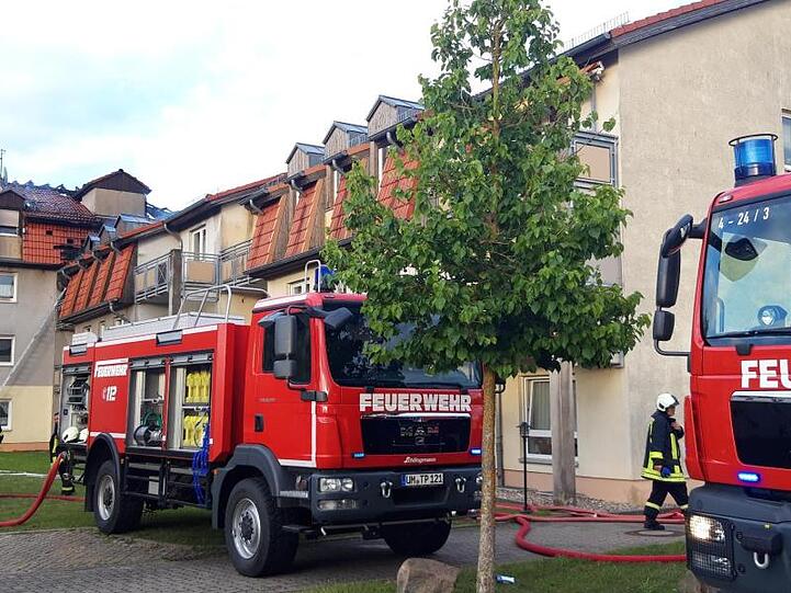 Feuerwehrfahrzeuge stehen vor dem Ort des Feuers in Templin. Der Dachstuhl des Heims sei aus bislang ungeklärter Ursache gegen 16:50 Uhr in Brand geraten.
