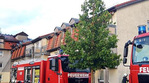 Feuerwehrfahrzeuge stehen vor dem Ort des Feuers in Templin. Der Dachstuhl des Heims sei aus bislang ungeklärter Ursache gegen 16:50 Uhr in Brand geraten.