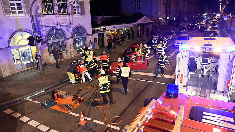 Die Bilder vom Unfallort - drei Personen erlitten teils schwere Verletzungen.