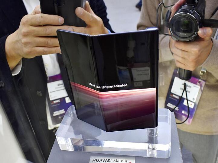 Das neue Huawei Mate X, ein Smartphone mit faltbarem Display, wird beim Mobile World Congress in Barcelona präsentiert.