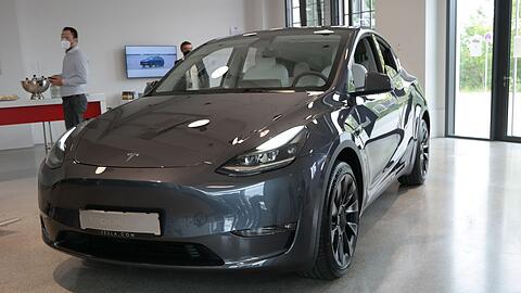 Von vorne ist die Verwandtschaft des neuen Tesla Y zum Model 3 besonders groß.